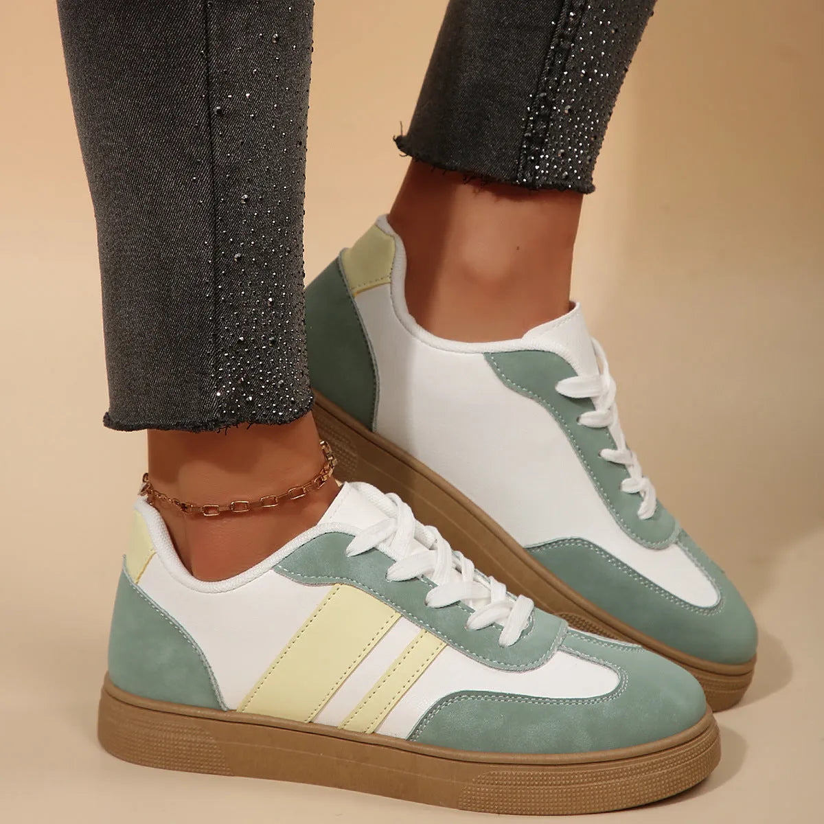 Assorted colours retro sports women's shoes white low top casual pumps with cross straps and rubber sole