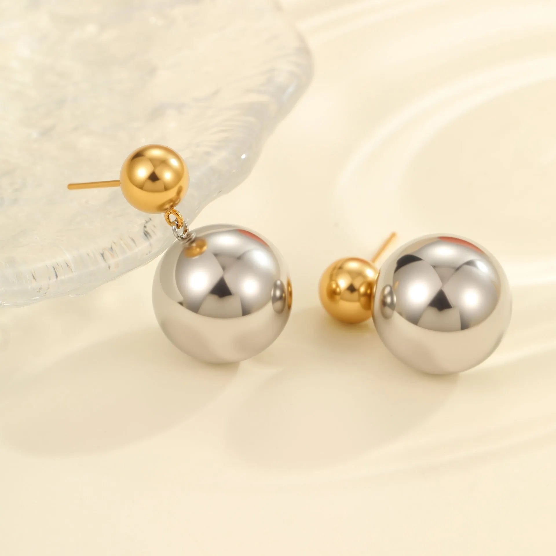 Geometric colour-block ear studs with round beads in stainless steel and 18K electroplating