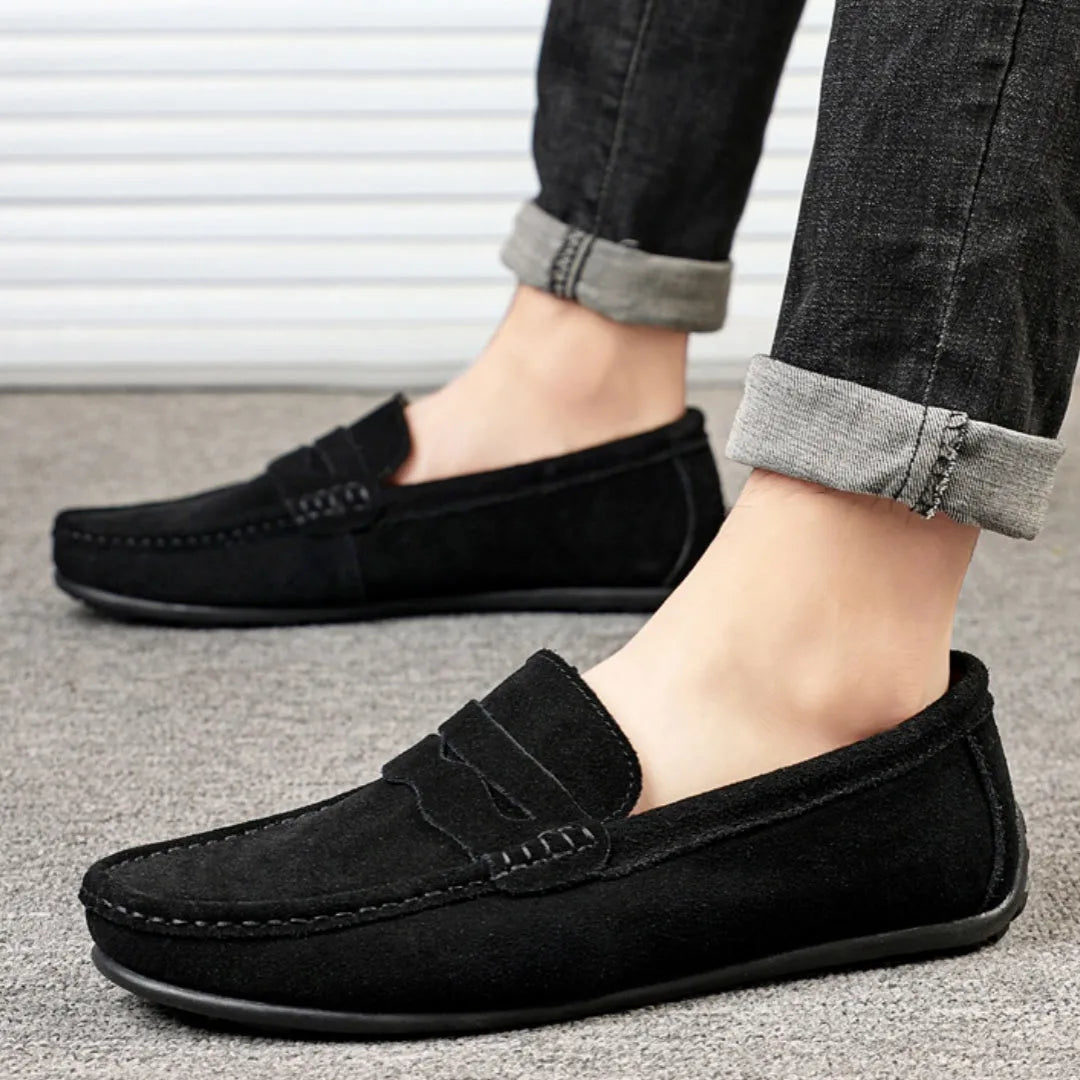 Men's solid-colour suede loafers with a round toe and flat rubber sole.
