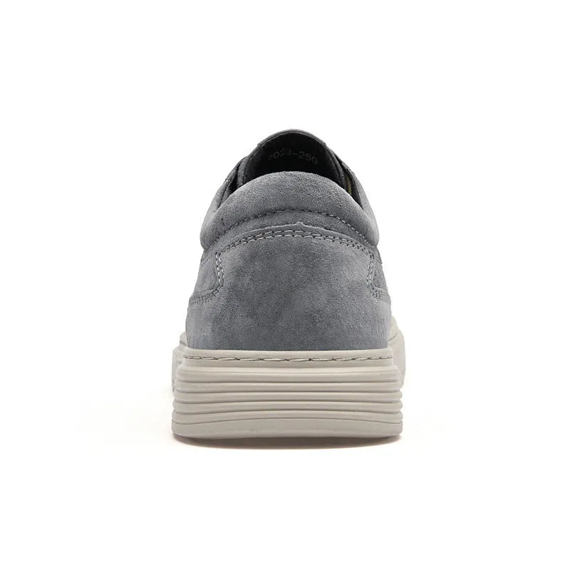 Men's casual skate shoes in pigskin leather with rubber soles and lace-up closure