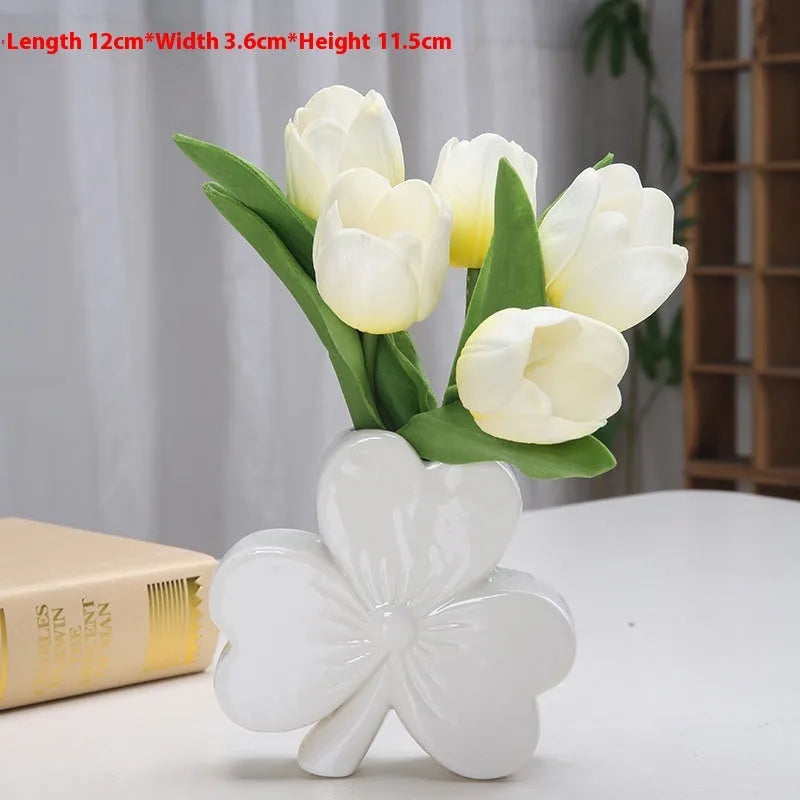 Clover ceramic vase 15cm European style in white porcelain with floral arrangement