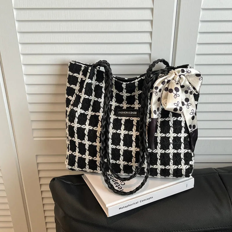All-matching working commuter shopping shoulder bag in black with weaving details and sandwich pocket