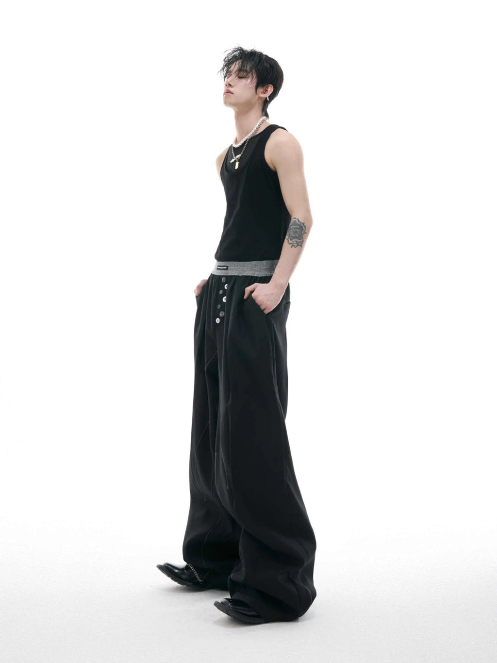 Straight-leg high-waist casual trousers with button-fly design in black or grey colour