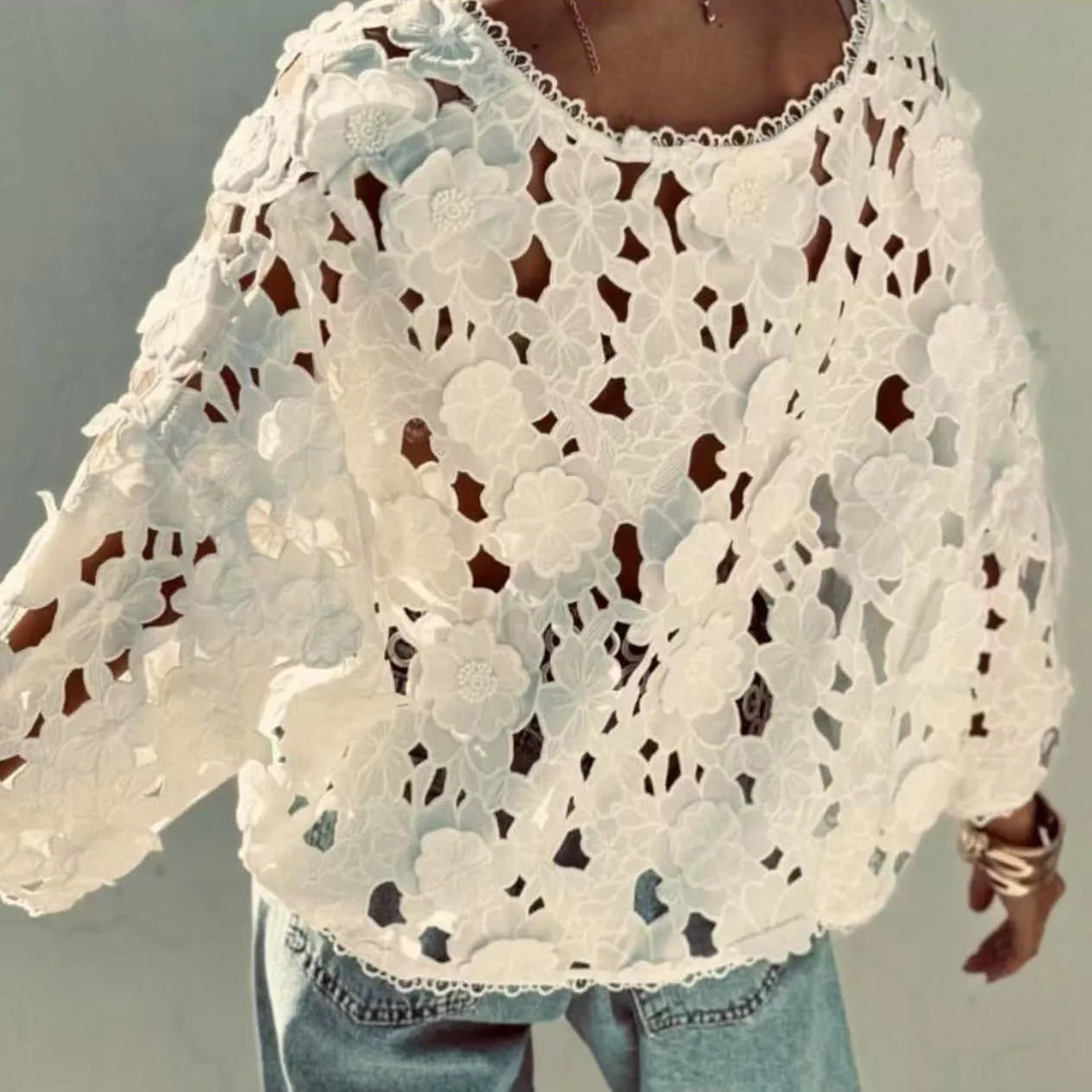 Women's loose lace cardigan with 3D floral decoration and V-neck in black, white or khaki.