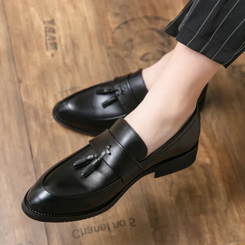 Men's slip-on business casual shoes in black with tassel detail and rubber sole