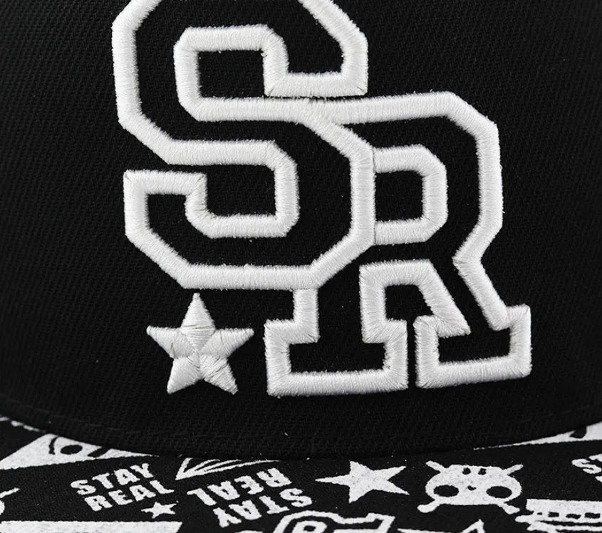 Cotton baseball cap with embroidered letters, adjustable sizing, in black or white colour