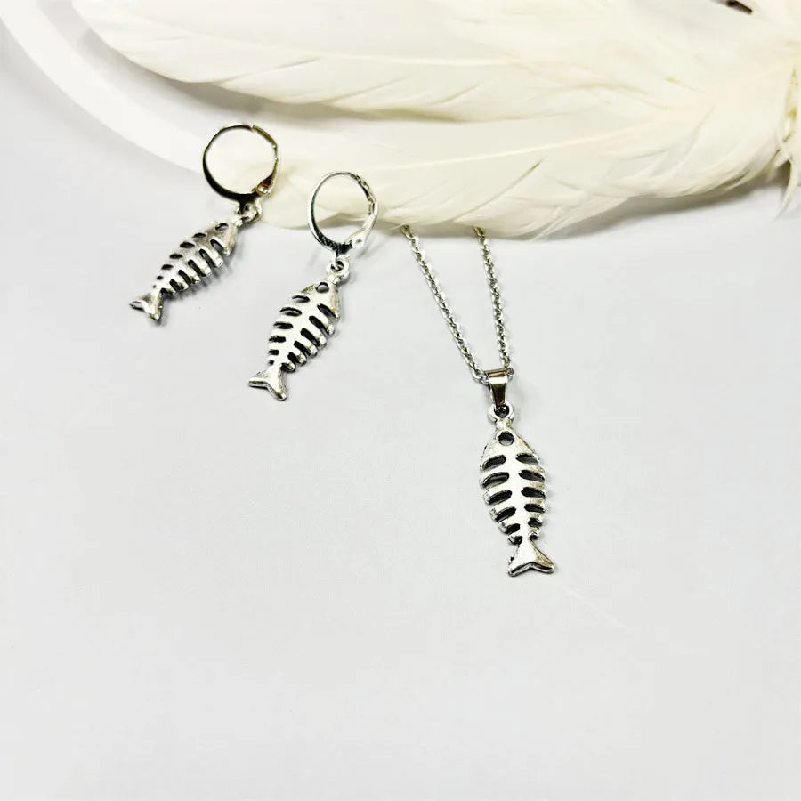 Retro-style alloy fishbone pendant necklace with adjustable chain and matching earrings.
