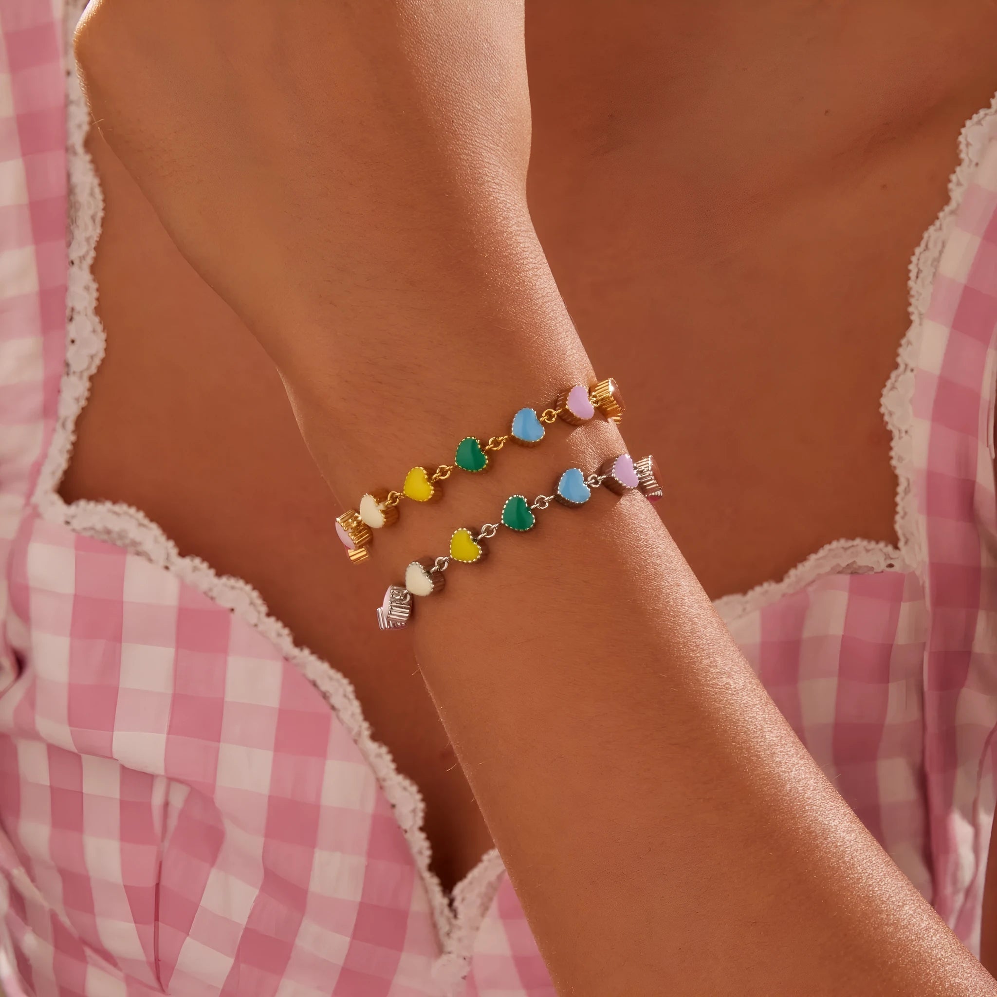 Women's titanium steel bracelet with oil-filled heart pendant in gold or steel finish