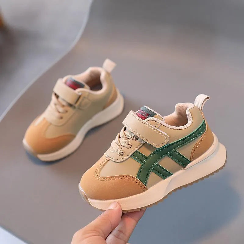 Children's solid-colour Velcro sneakers in synthetic leather with a rubber sole.