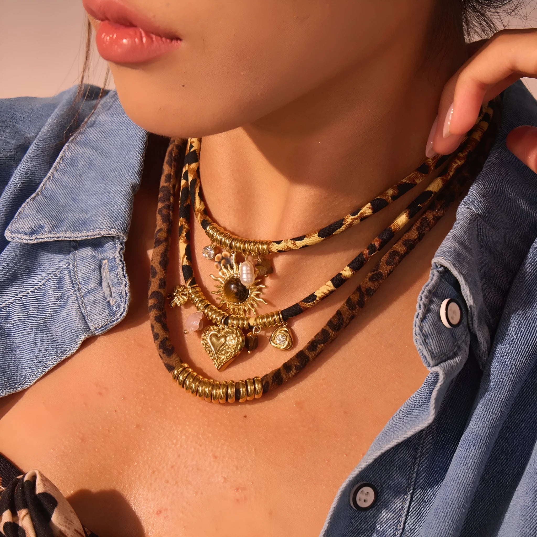 Stainless steel geometric leopard necklace for women with adjustable 41-50cm chain length