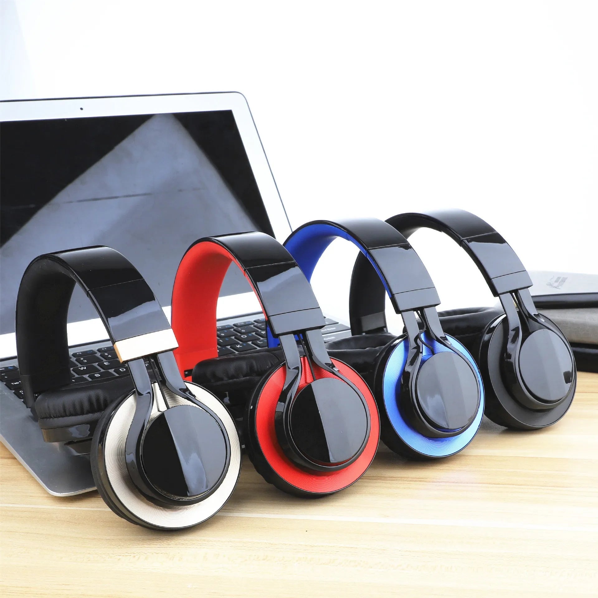Wired head-mounted headphones with microphone showing 3.5mm plug and 40mm ear cups