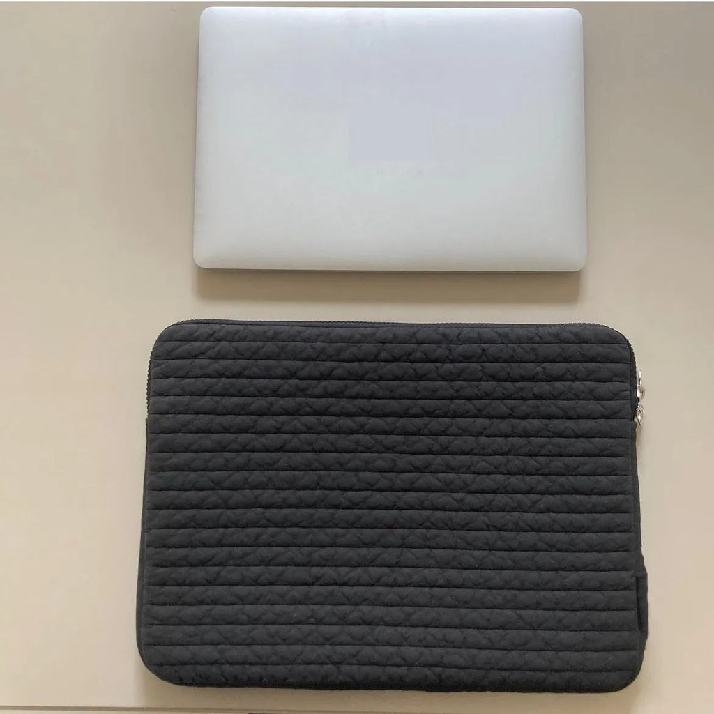 Black and white cotton cloth clutch-style laptop bag with anti-seismic protection for tablets.