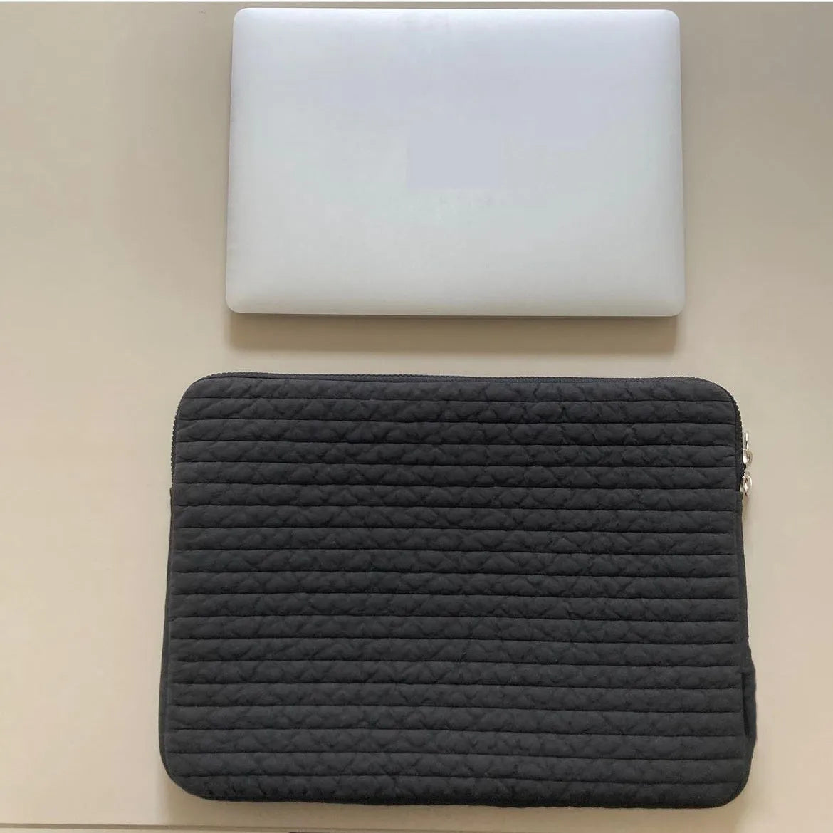 Black and white cotton cloth clutch-style laptop bag with anti-seismic protection for tablets.