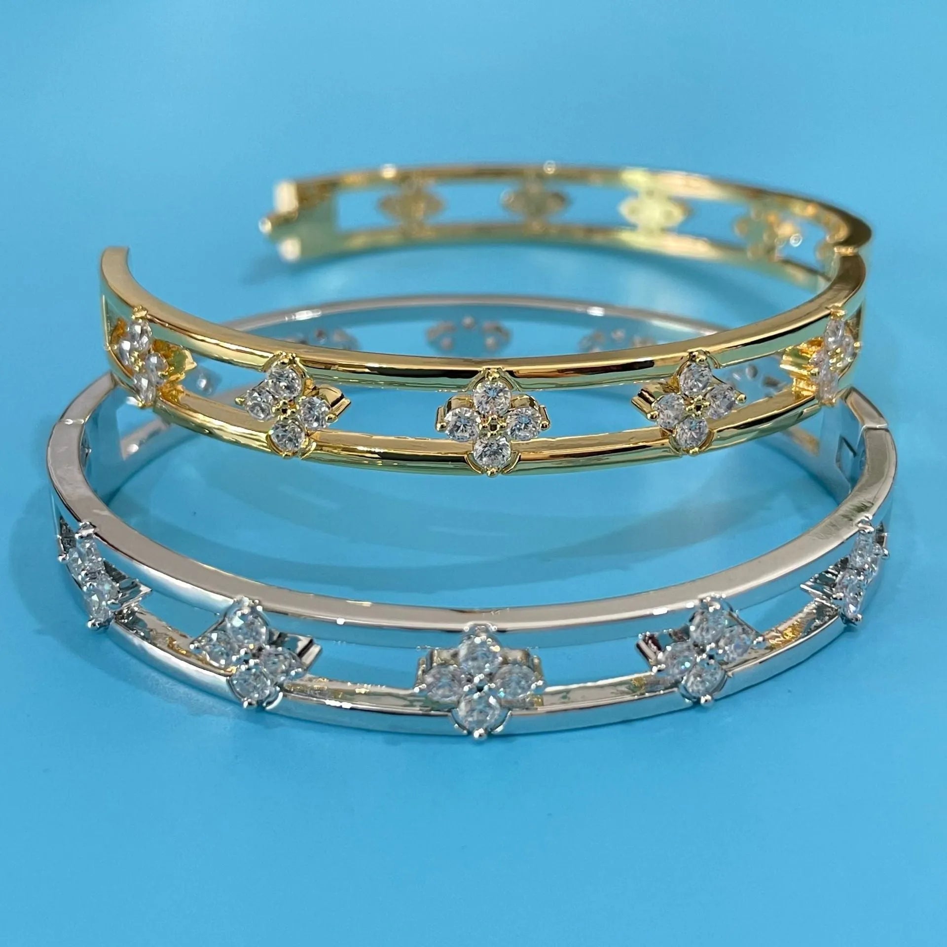 Women's hollow bracelet with zircon four-leaf clover design in gold or silver