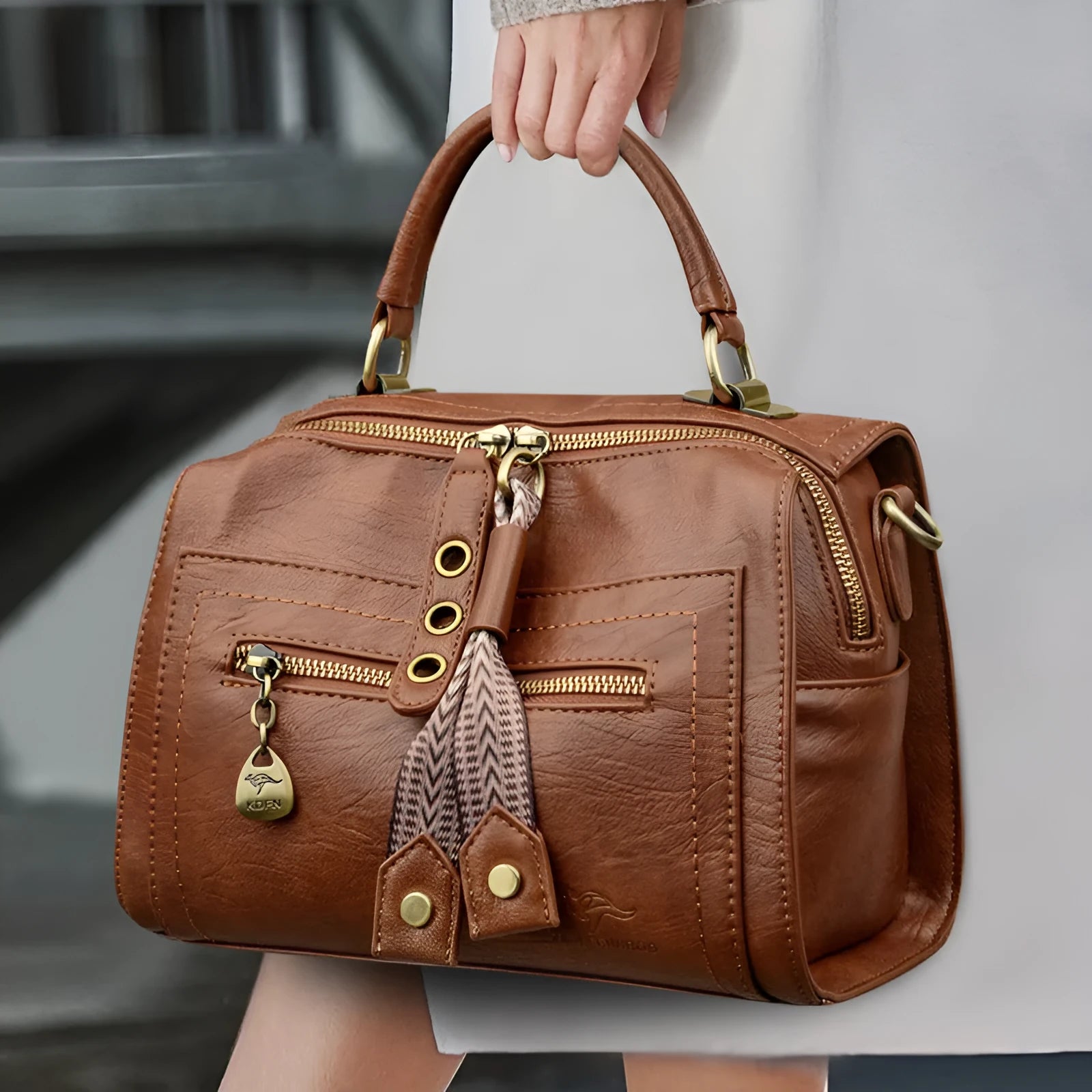 Women's one-shoulder crossbody bag in retro design with soft PU construction