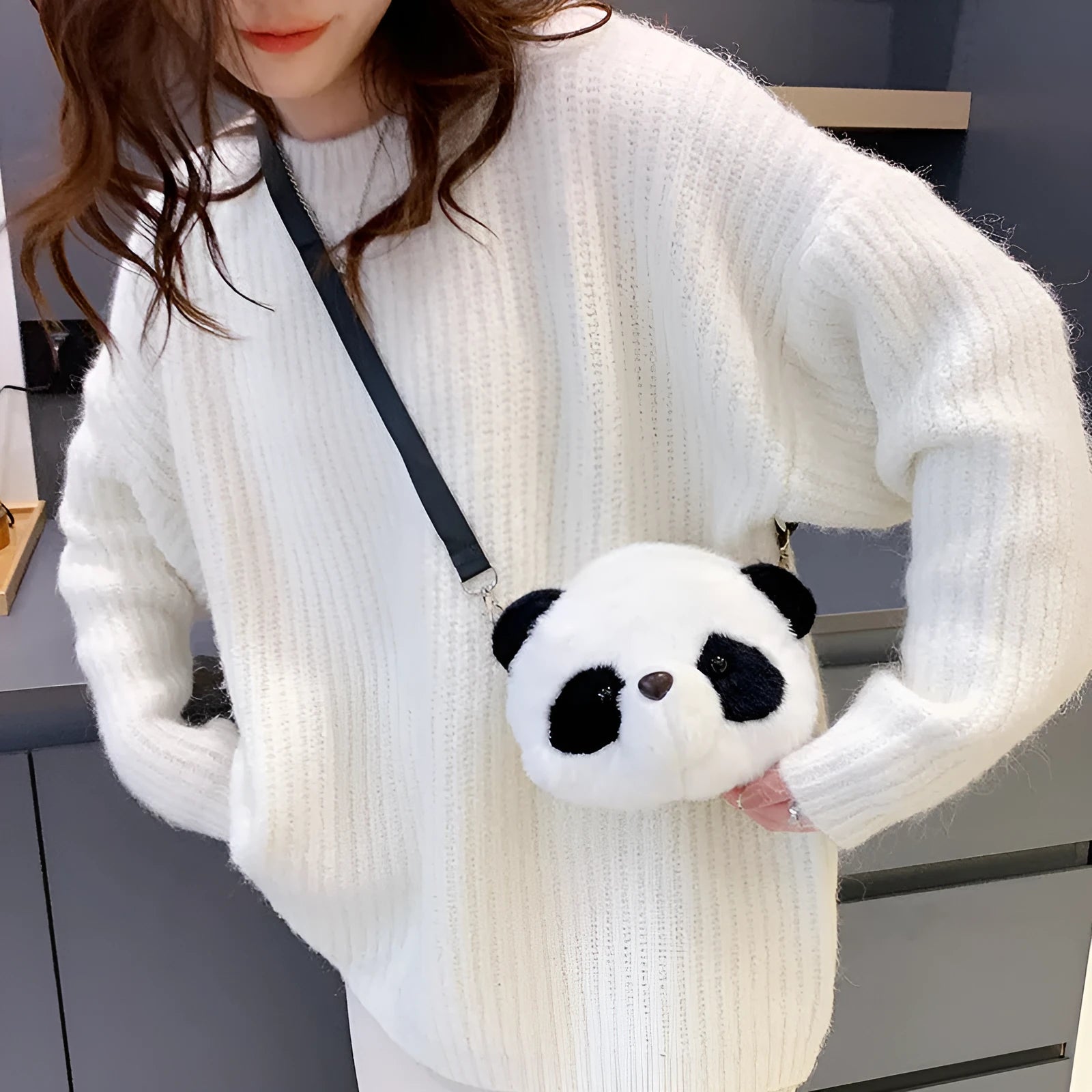 Panda head plush crossbody bag with cylindrical shape and sandwich pocket measuring 18cm