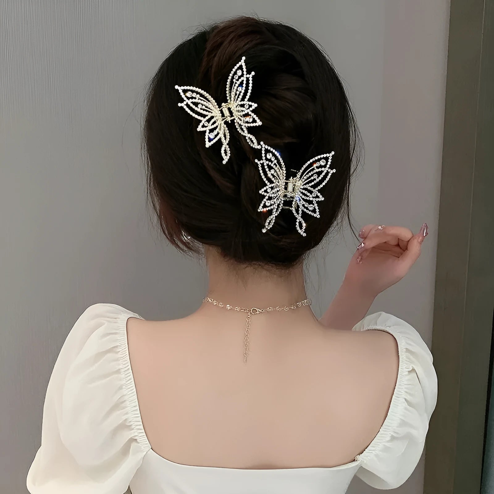 Butterfly-shaped alloy hair clip barrette for women, available in rhinestone or pearl style.