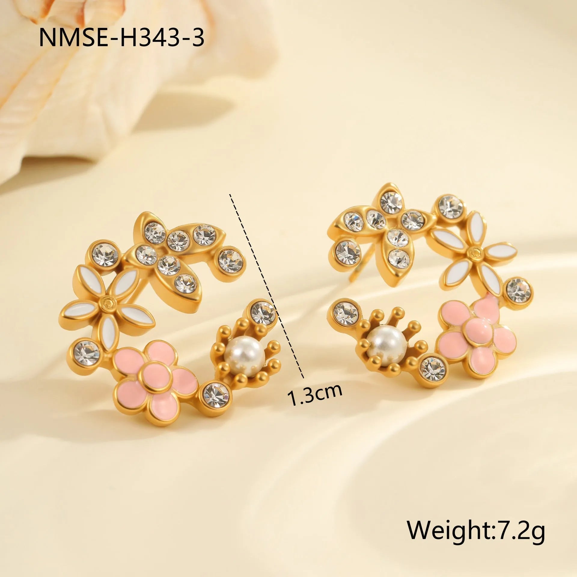 Flower-shaped stud earrings with petal design in electroplated colours on 18K stainless steel