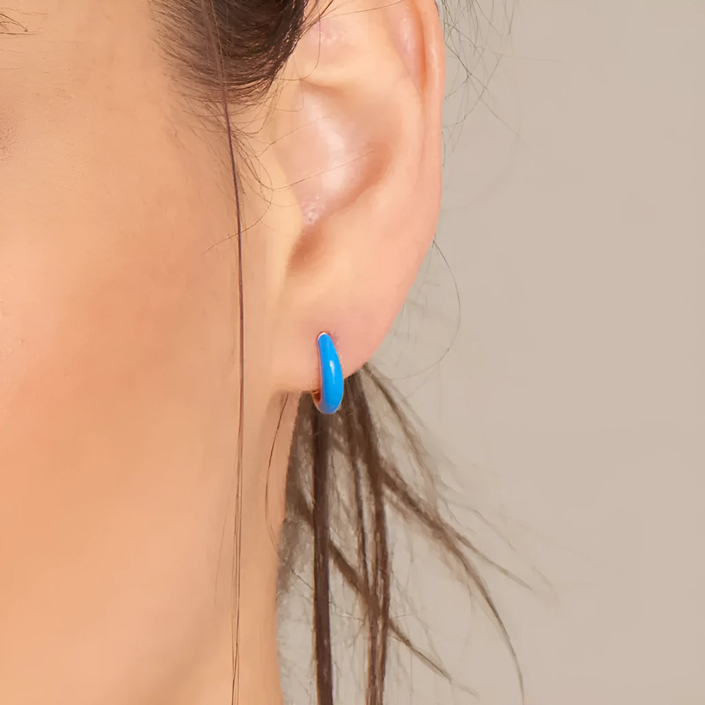 Oval curved epoxy resin earrings with geometric U-shaped design in silver-plated copper