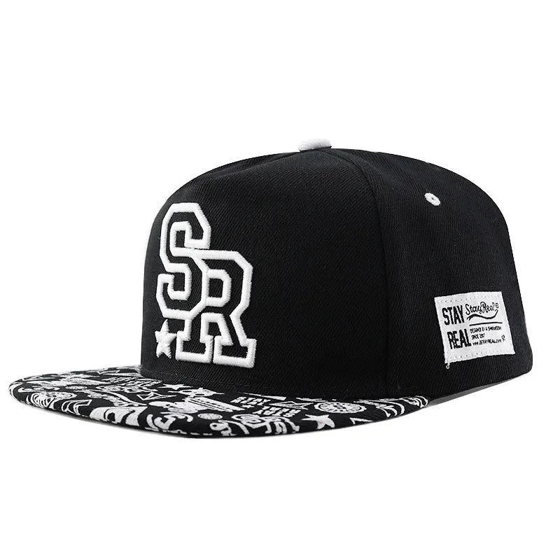 Cotton baseball cap with embroidered letters, adjustable sizing, in black or white colour