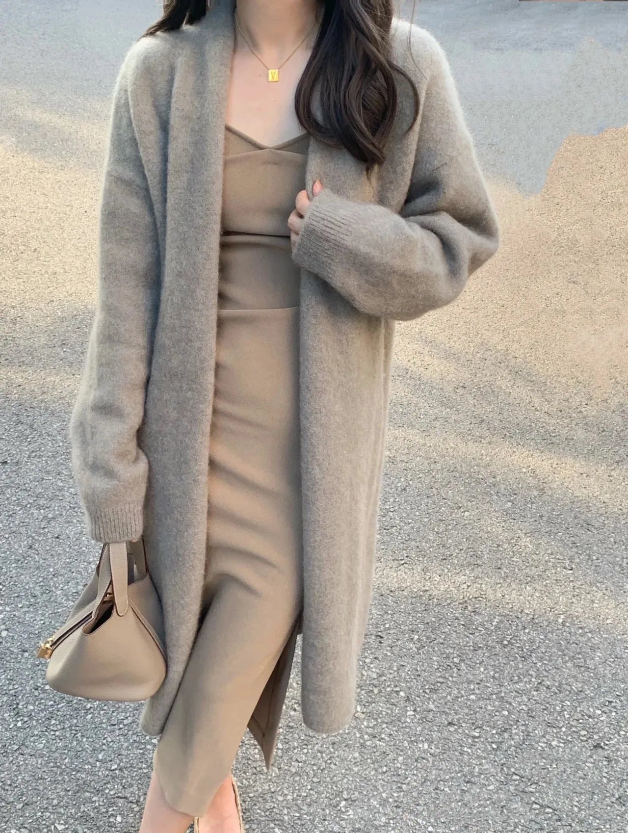 Women's mid-length V-neck knitted cardigan in loose fit with long sleeves