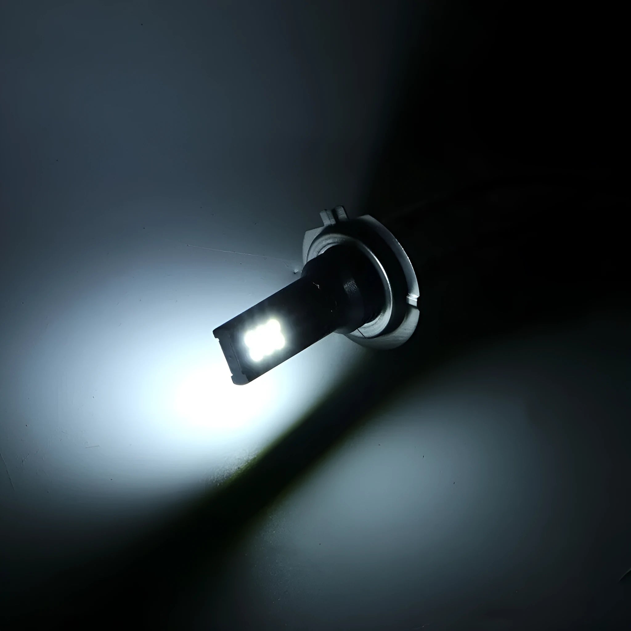 H7 automotive LED fog light unit with aluminium housing and 12 visible LED chips