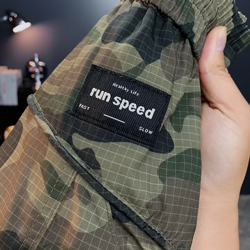 Men's camouflage cargo shorts with cargo pockets in loose fit design