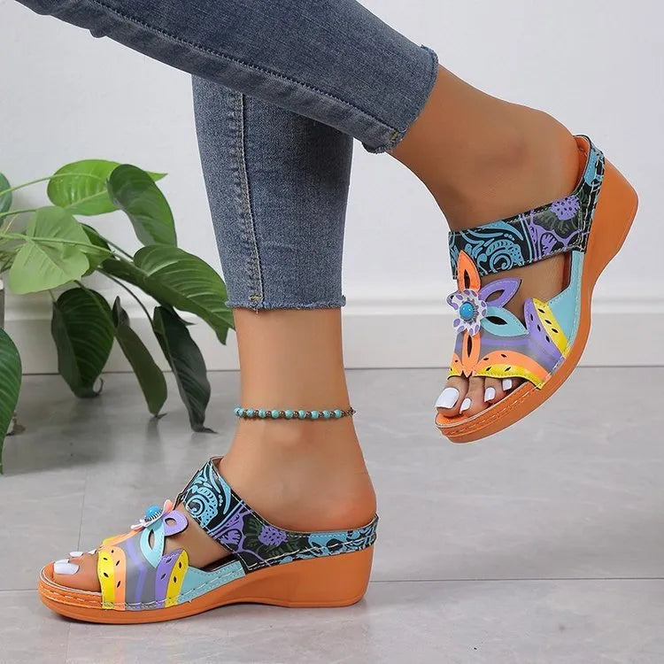 Ethnic colourful slope and totem design slippers in cowhide leather with a rubber sole.