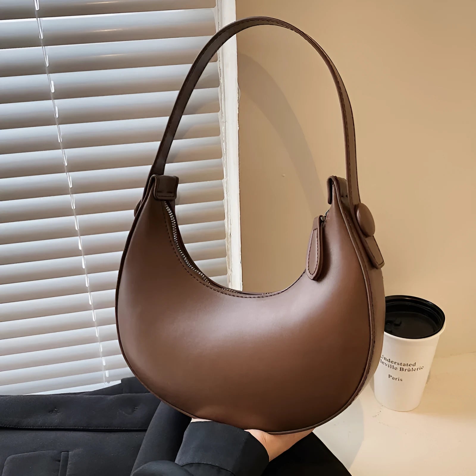 Women's retro dumpling-shaped shoulder bag in PU leather with zipper compartment interior