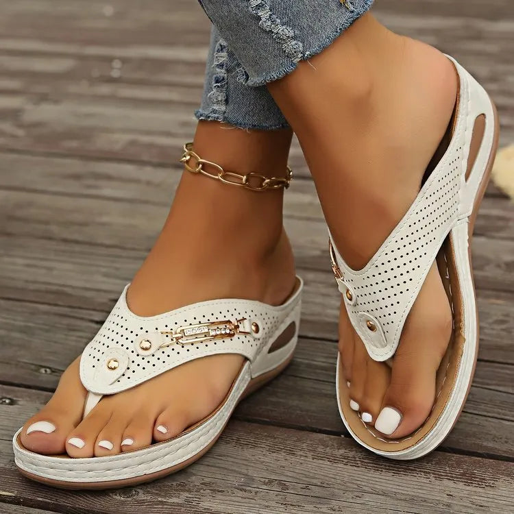 Women's retro flip-flop sandals in multiple colours with herringbone footbed pattern