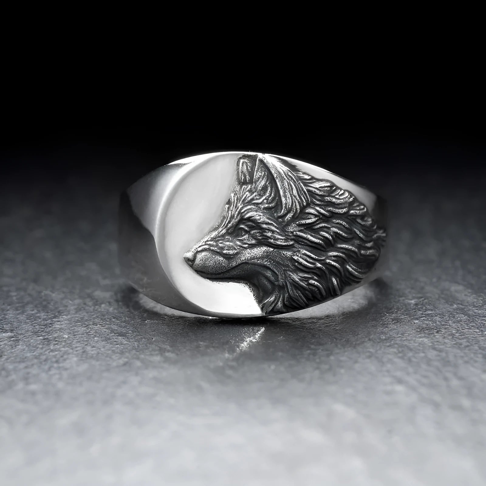 Men's silver geometric wolf head alloy ring in a retro dominating style.