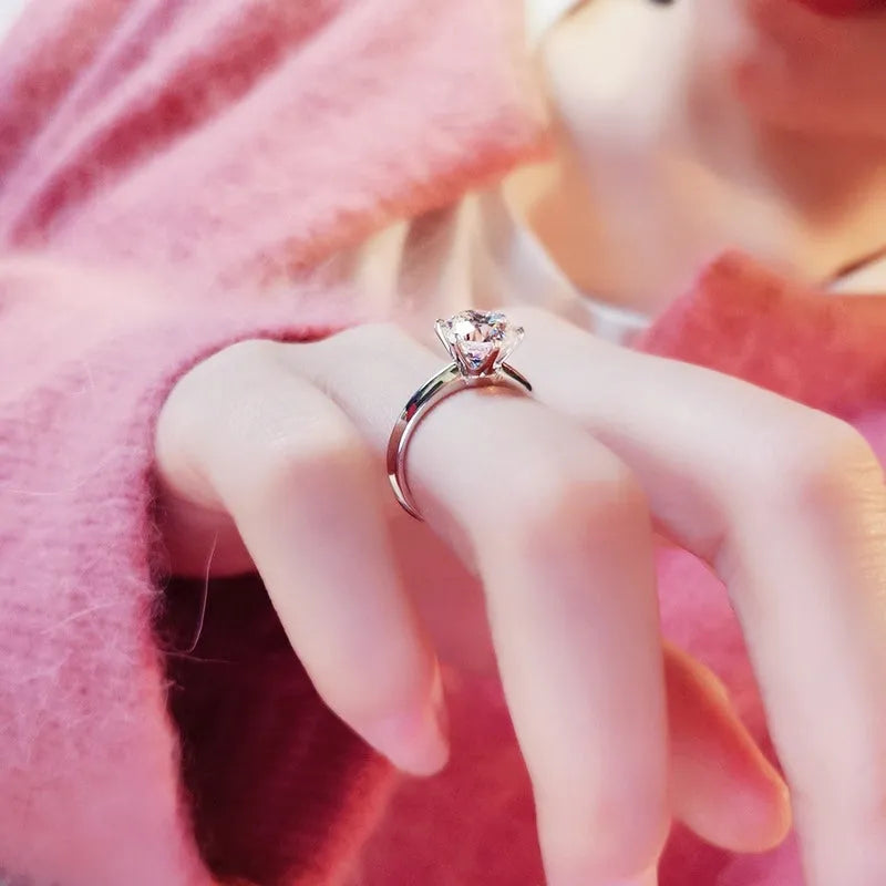 White gold plated women's ring with six-claw set zircon stone in geometric design