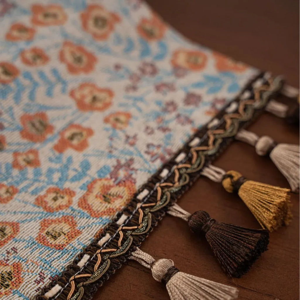 American-style beige jacquard table runner with floral pattern and long tassel trim decoration