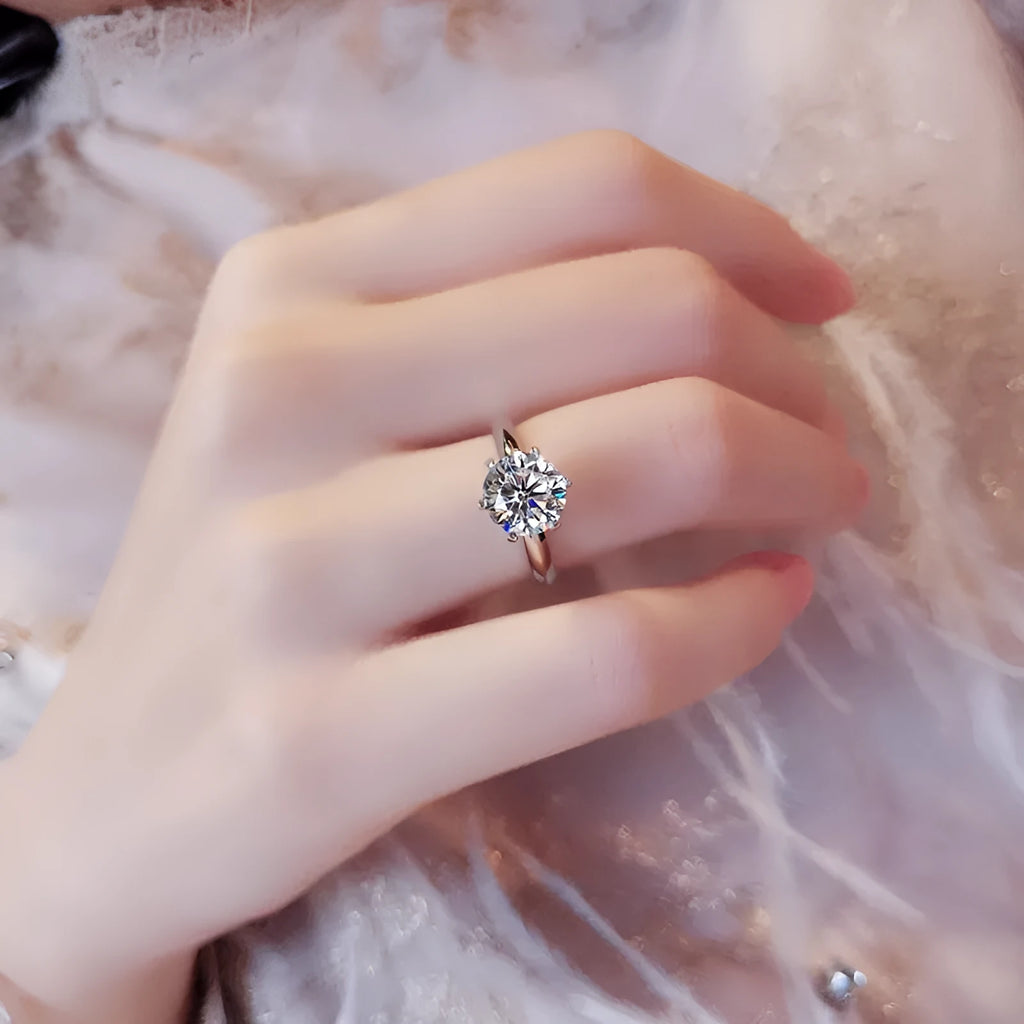 White gold plated women's ring with six-claw set zircon stone in geometric design