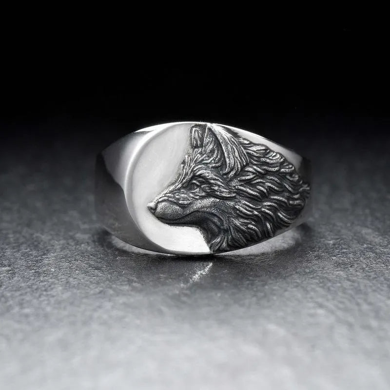 Men's silver geometric wolf head alloy ring in a retro dominating style.