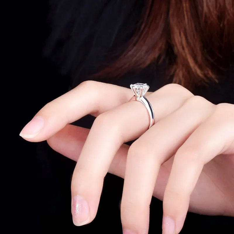 White gold plated women's ring with six-claw set zircon stone in geometric design