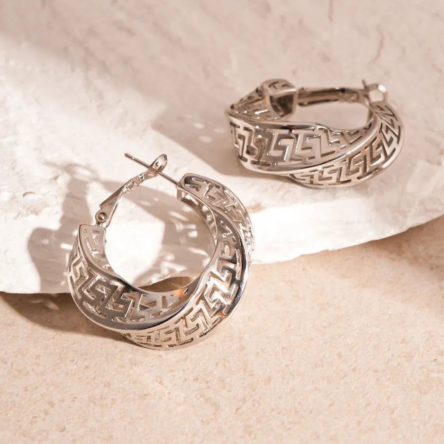 Women's geometric twisted round hollow stud earrings in silver or gold finish