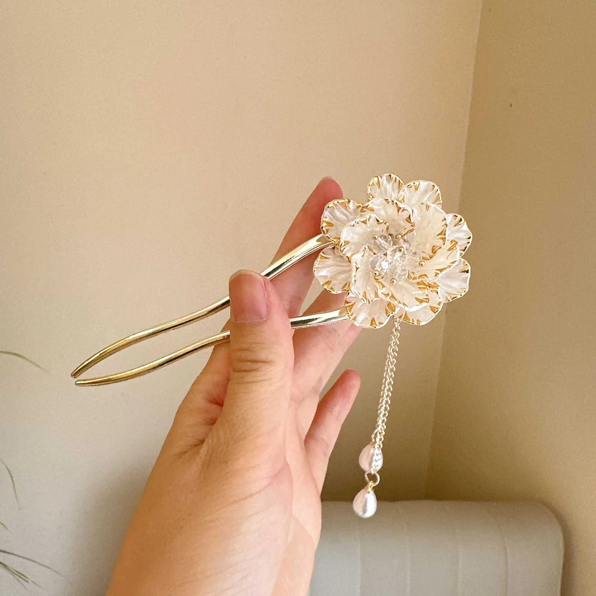 Purple and white retro alloy U-shaped hairpin with peony flower and tassel design.