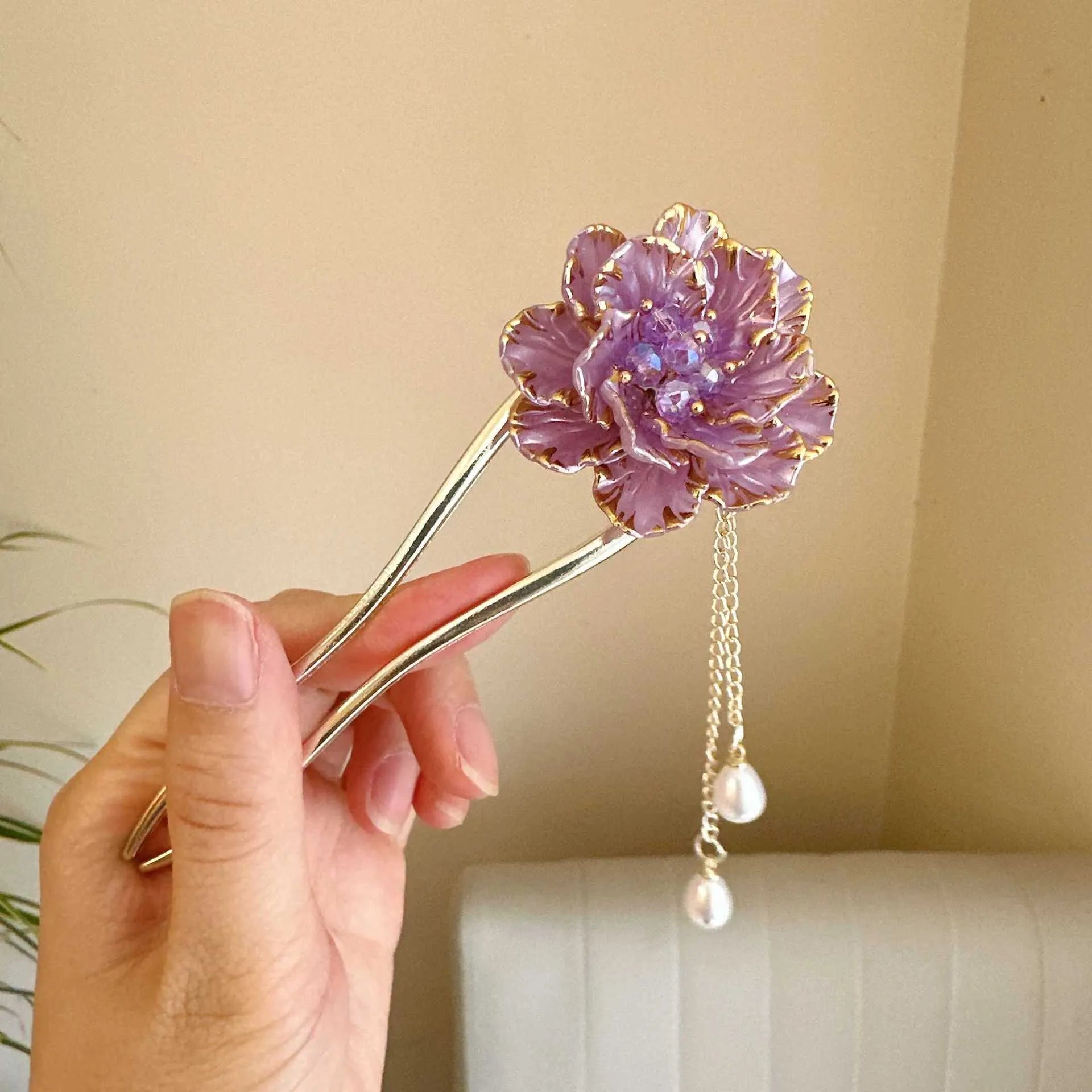 Purple and white retro alloy U-shaped hairpin with peony flower and tassel design.