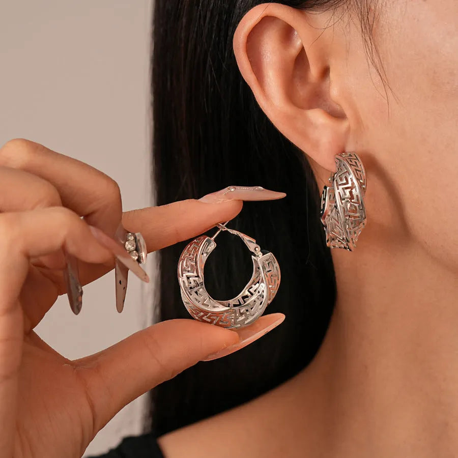 Women's geometric twisted round hollow stud earrings in silver or gold finish