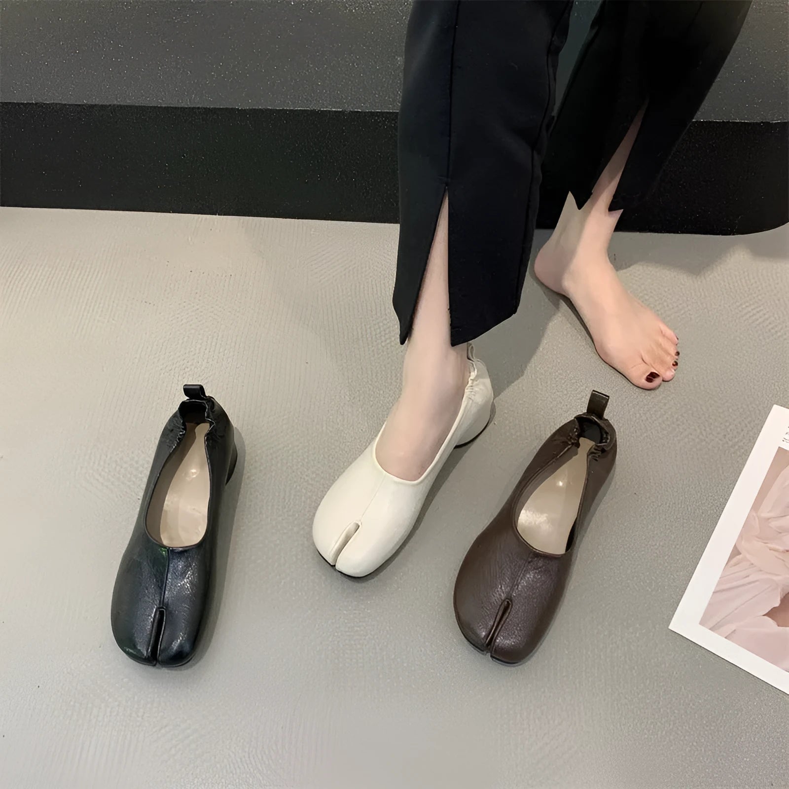 Women's black chunky heel pumps with a rounded toe and split toe horseshoe pea detail.