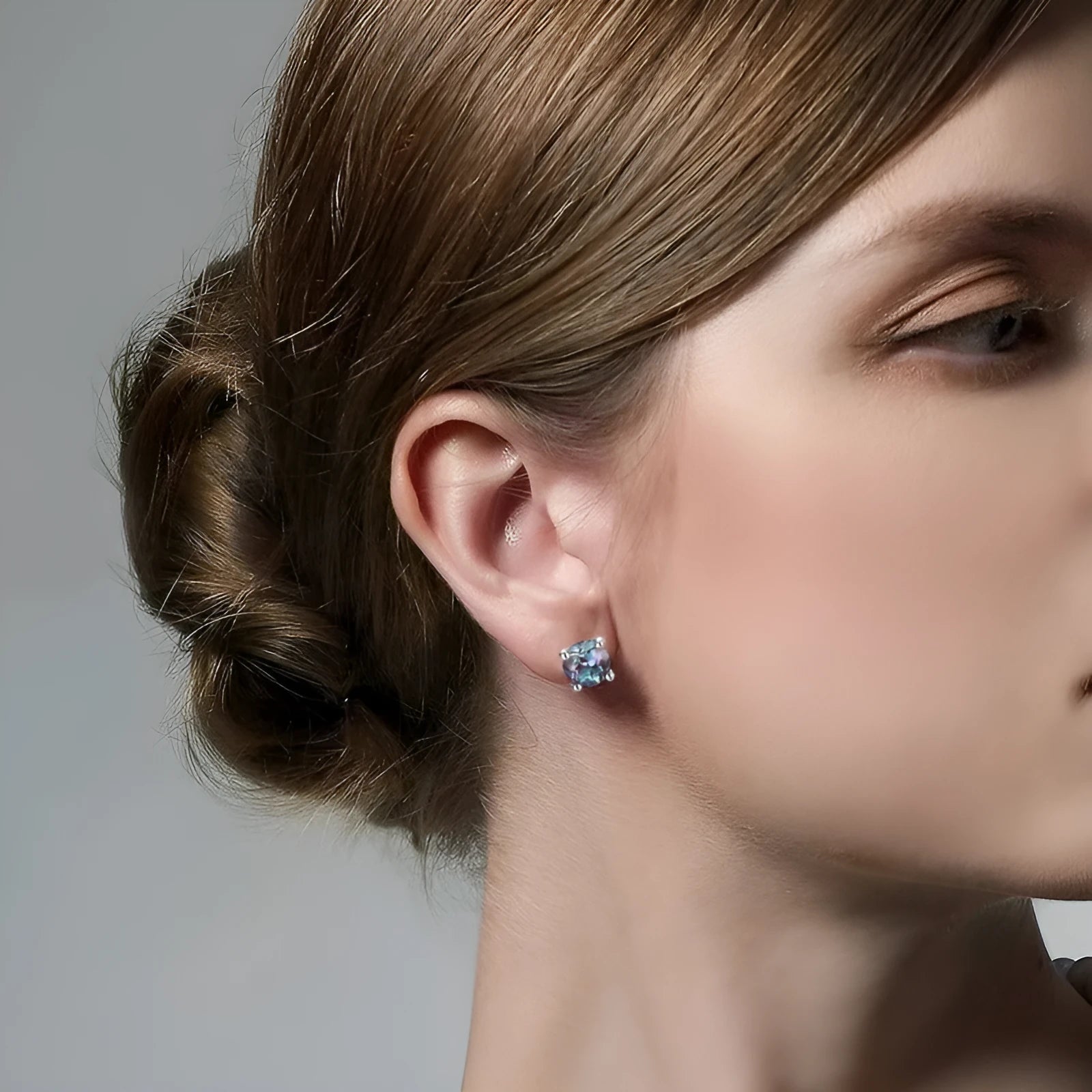 925 silver ear studs with cultivated alexandrite stones in geometric design