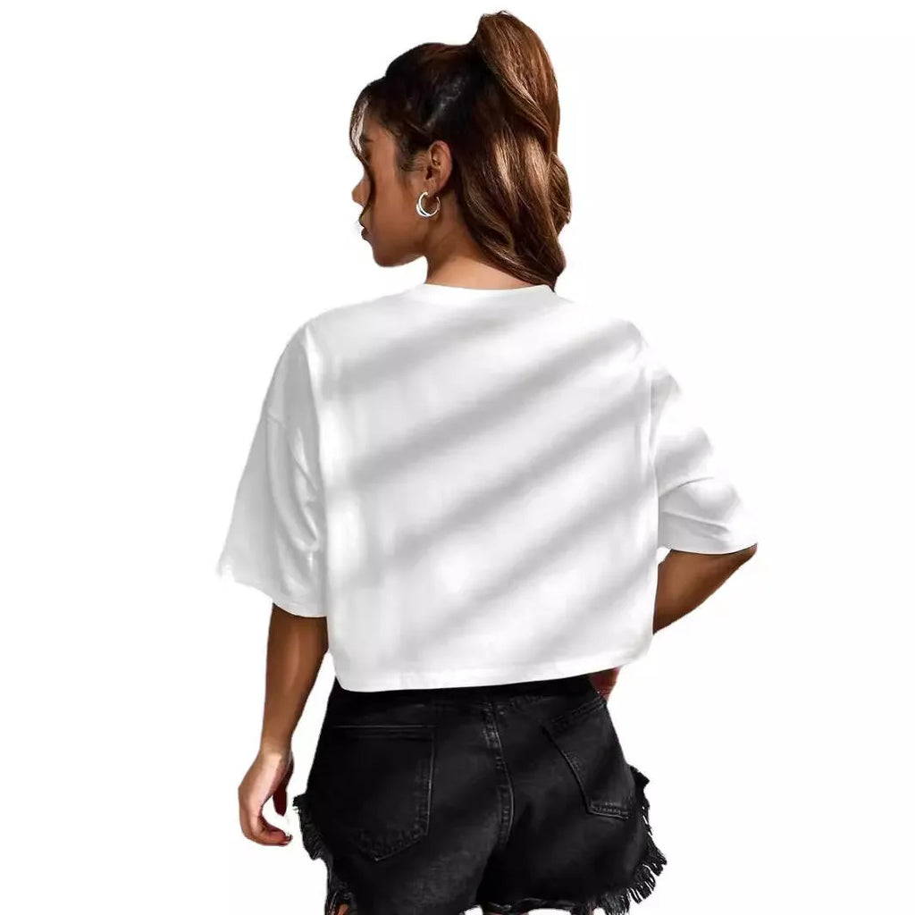 Personalised black and white cotton t-shirt with English letters in a loose Japanese Korean casual style with exposed navel