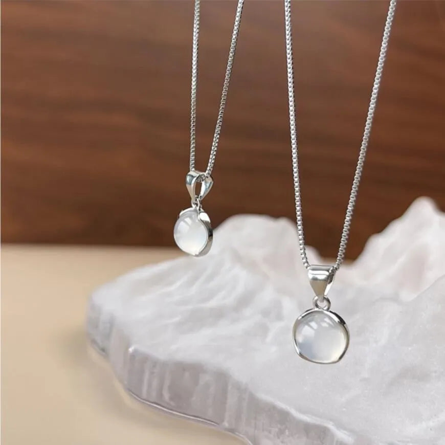 Korean-style oval pendant necklace with geometric design and adjustable 21-50cm chain