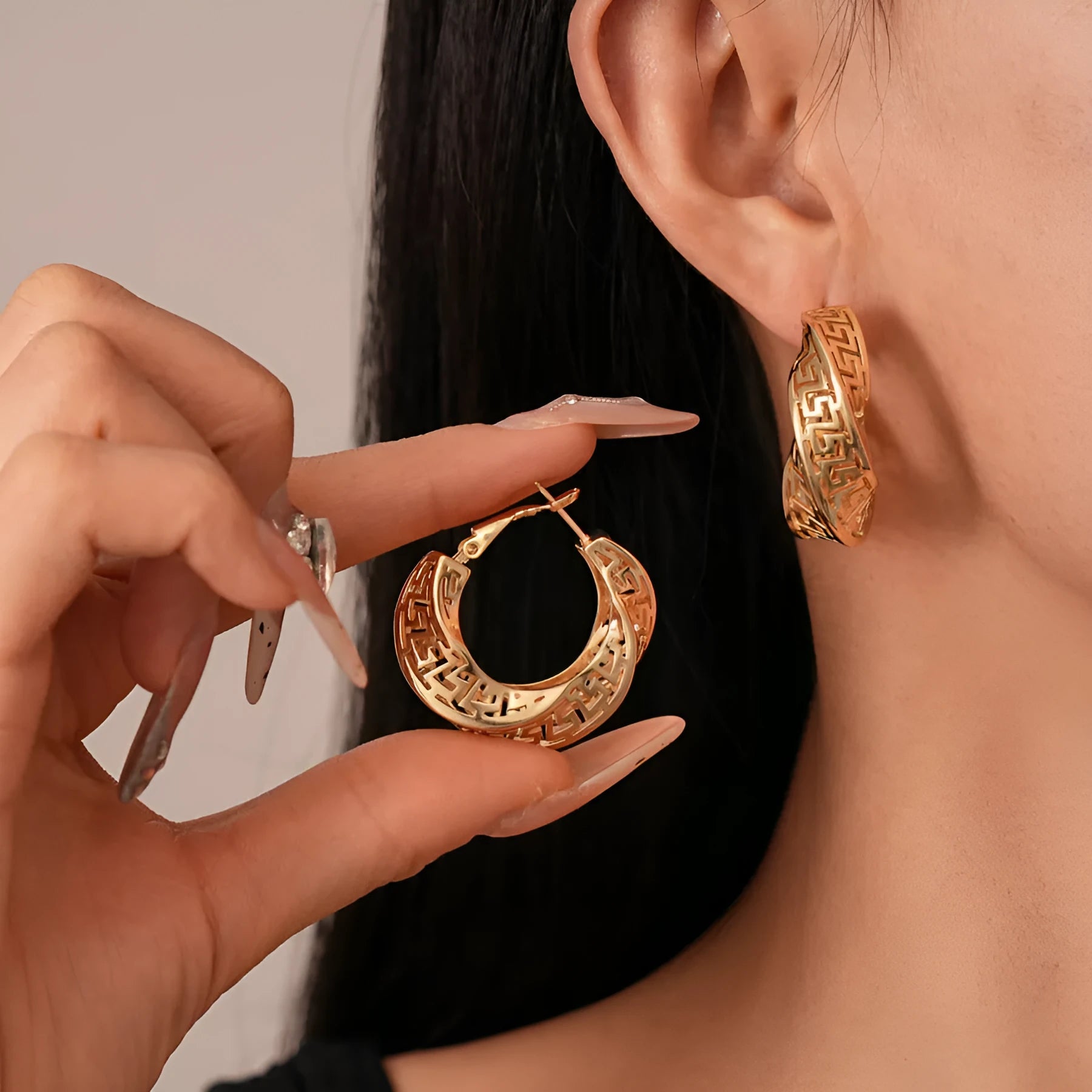 Women's geometric twisted round hollow stud earrings in silver or gold finish