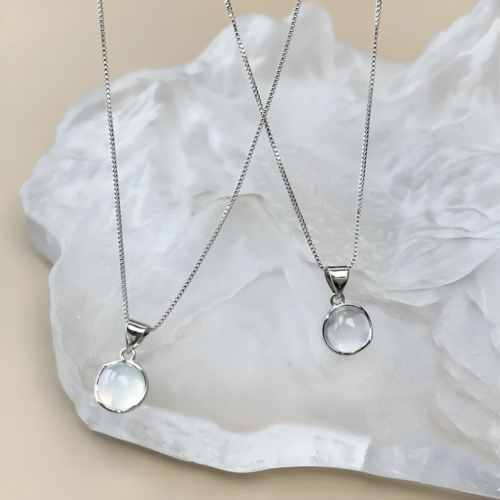 Korean-style oval pendant necklace with geometric design and adjustable 21-50cm chain