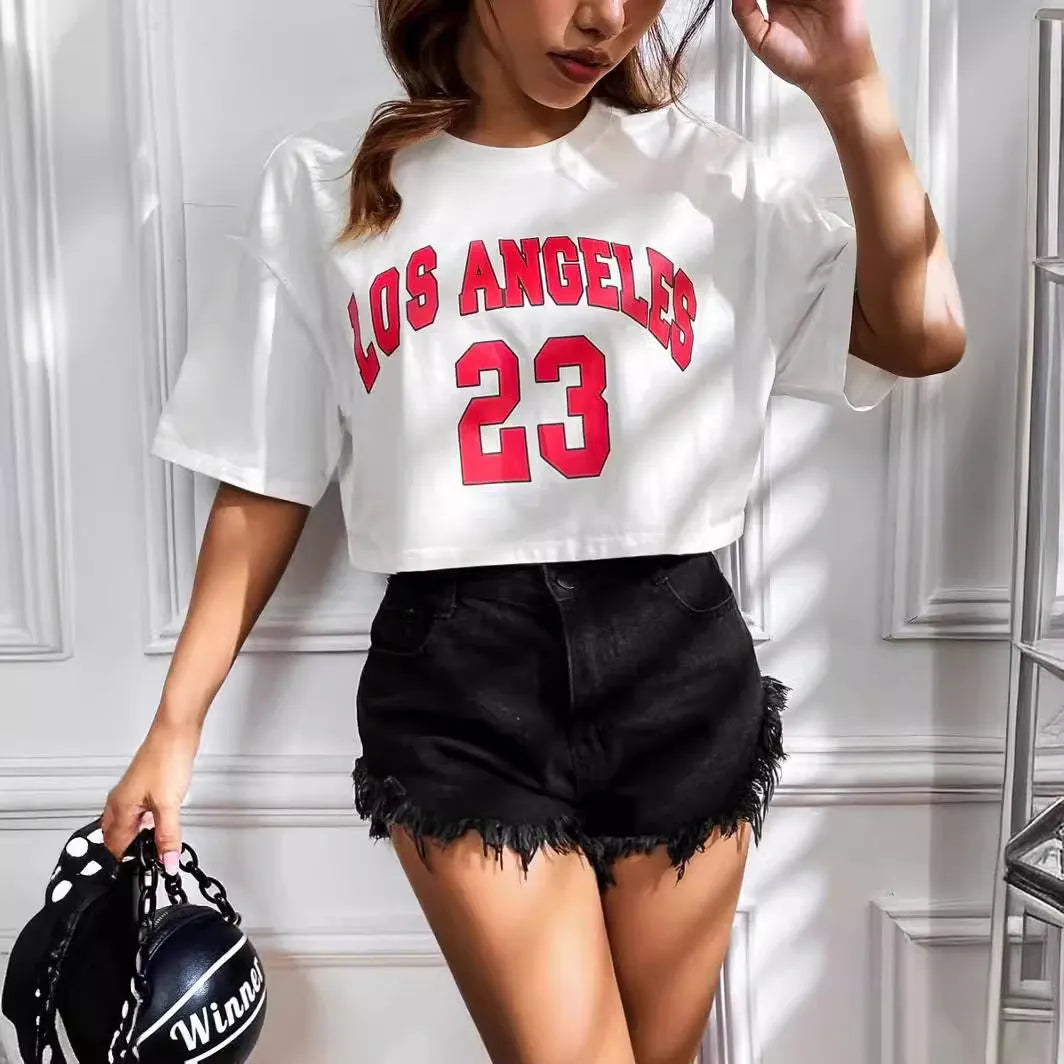 Personalised black and white cotton t-shirt with English letters in a loose Japanese Korean casual style with exposed navel