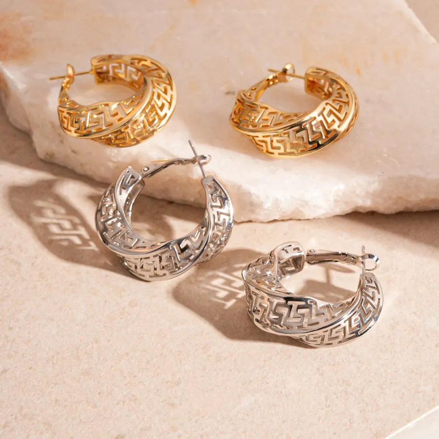 Women's geometric twisted round hollow stud earrings in silver or gold finish
