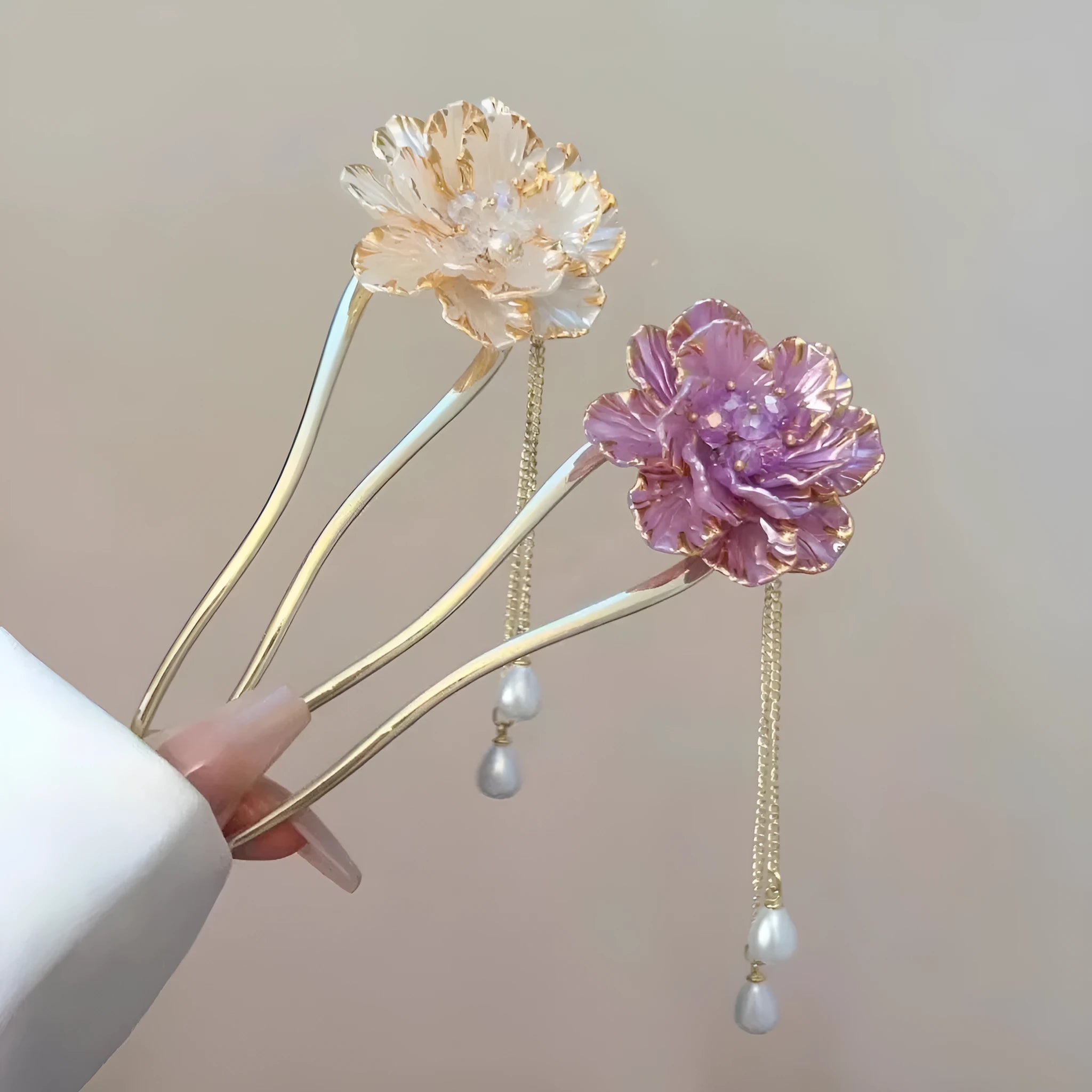 Purple and white retro alloy U-shaped hairpin with peony flower and tassel design.