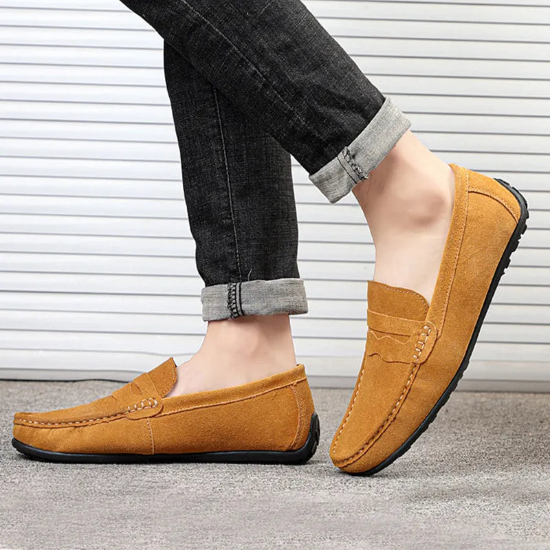 Men's solid-colour suede loafers with a round toe and flat rubber sole.